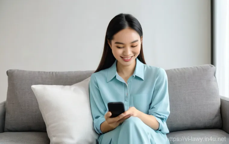 법률 실무에서 자주 다루는 케이스 스터디 - **A satisfied young Vietnamese woman reviewing her online purchase.**
    A bright, inviting image o...